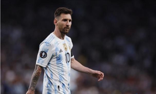 短剧《电竞之王的陨落》为救女友手伤退役，反被嫌穷分手，多年后她却在观众席，看着我用左手捧起奖杯